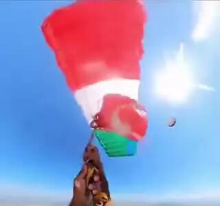 مهارت یک چترباز جان او را در لحظه آخر سقوط حفظ کرد!