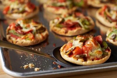 طرز تهیه لقمه پیتزایی خوشمزه و مقوی برای تغذیه مدرسه دانش‌آموزان
