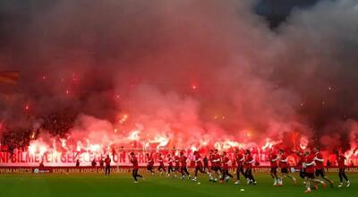 آتش بازی هواداران گالا؛ دیشب لیورپولی‌ها خواب نداشتند!