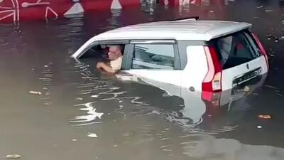 نجات راننده یک خودرو از غرق شدن در سیل