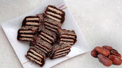 طرز تهیه دسر خرما با بیسکوئیت پتی بور