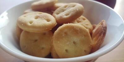 طرز تهیه کراکرز نمکی، ساده، ترد و خوش طعم