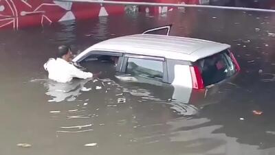 ببینید؛ نجات راننده یک خودرو از غرق شدن در سیل