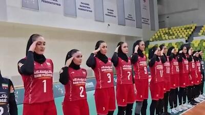 سلام نظامی بازیکنان تیم ملی والیبال زنان ایران پیش از شروع بازی با قرقیزستان