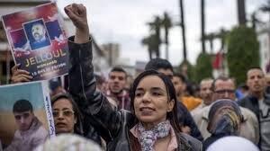 لحظه زیر گرفتن معترضین توسط خودرو پلیس در مراکش + ویدئو