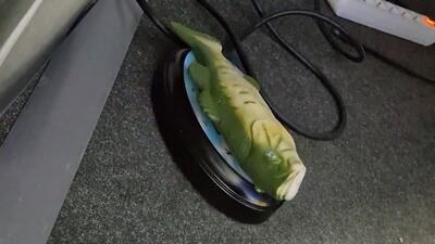  هدیه عجیب به ژابی آلونسو در نشست خبری بعد از بازی با غیرت!