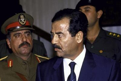 سفر در زمان؛ «صدام» با دستبند و پابند در دادگاه؛ سال 1383