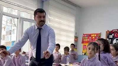 فیلم / آواز شاد؛ این آقا معلم جذاب صبح به صبح اول با بچه ها میرقصه بعد درس شروع میکنه
