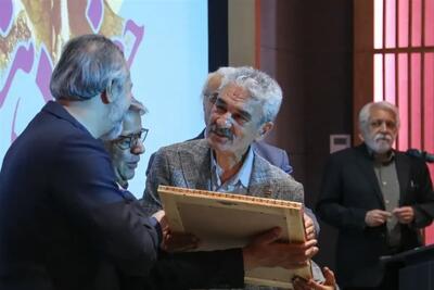 جعفر دهقان نشان درجه یک هنری دریافت کرد / تجلیل از بازیگر پیشکسوت دفاع مقدس