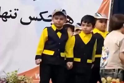 آواز شاد؛ پسر بچه نیم قلمی رفته سرود بخونه ولی چه رقصی میکنه فسقل بچه
