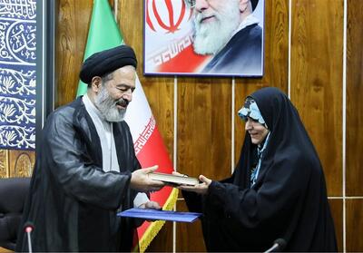 تقدیر سرپرست حجاج ایرانی از   سحر امامی   مجری شبکه خبر با تشرف به سرزمین وحی - تسنیم