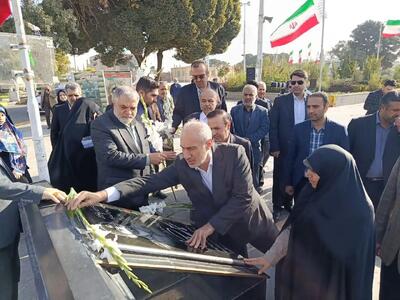 رییس سازمان برنامه و بودجه به شهدای قزوین ادای احترام کرد