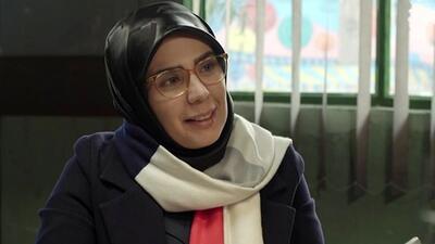 قاب روز | عکس دیدنی مومو سریال «بچه‌مهندس» در مقابل موزه لوور پاریس