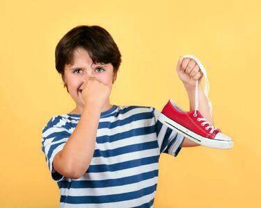 خداحافظ بوی بد کفش! ابتکار خلاقانه دانشمندان هندی برای از بین بردن بوی ناخوشایند کفش‌ها