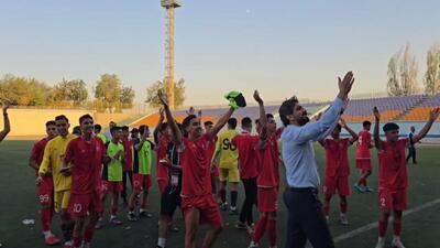 شادی تیم نوجوانان پرسپولیس پس از پیروزی دو بر صفر مقابل نوجوانان استقلال