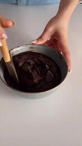 کیک براونی دو دقیقه‌ای بدون تخم‌مرغ، ساده و سریع + فیلم