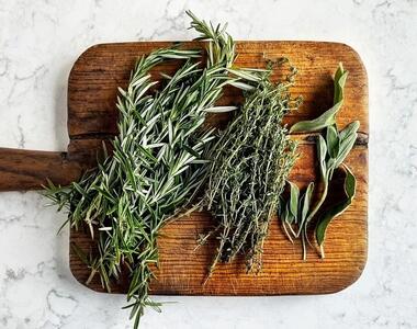 مؤثرترین داروی طبیعی برای نفخ و آروغ بدبو