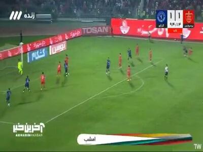 شوت بازیکن گل گهر خطرناک از روی دروازه پرسپولیس به بیرون رفت