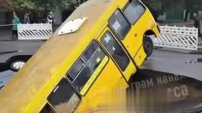 لحظه فرورفتن یک اتوبوس در چاله عظیم پر از آب