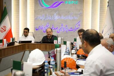 شریعتمداری در بازدید از پتروشیمی صدف:  حتی یک ساعت وقفه در راه‌اندازی پتروشیمی صدف جایز نیست