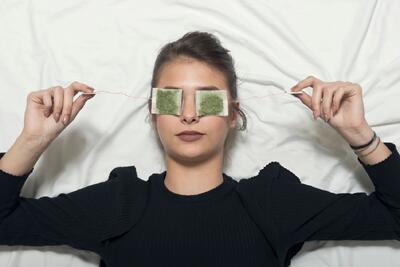 تاثیر چای کیسه ای بر سلامت چشم: راهکار طبیعی برای رفع خستگی و پف چشم