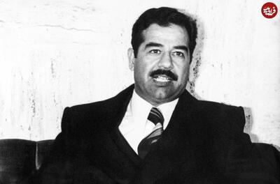 عکس/ استایل خاص صدام ۴۹ سال پیش در حال سیگار کشیدن میان فرزندان اش | اقتصاد24