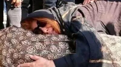 مروری جنجالی بر مراسم یادبود پسر نسرین مقانلو؛ چهره‌های مشهور مثل کامران تفتی و هادی ساعی در قاب دوربین! +فیلم