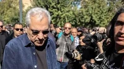 عصبانیت شدید مهران مدیری از مردم در مراسم خسرو شکیبایی؛ تفریح یا خاکسپاری؟
