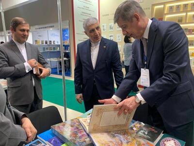 بازدید دیپلمات‌ها و مقامات فرهنگی از غرفه ایران در نمایشگاه کتاب باکو