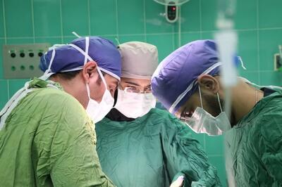 همکاری متخصصین ملی و دانشگاه علوم پزشکی سمنان در جراحی مصدومان تصادف سرویس دانشجویی سرخه