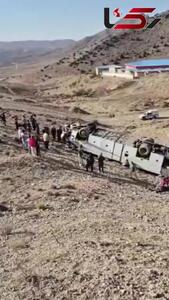اولین فیلم از اتوبوس واژگون شده در جاده فیروزکوه / تاکنون 4 نفر کشته شده اند