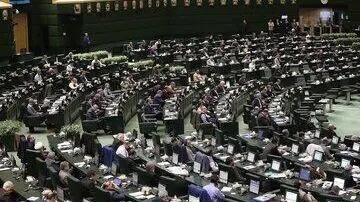 افشای پیامک حقوق نمایندگان مجلس؛ پشت‌پرده جنجال چیست؟