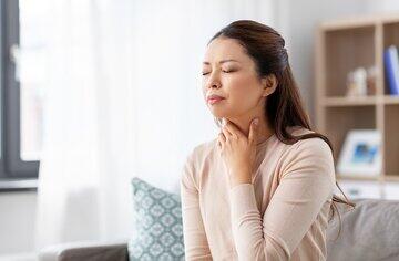 سه روش سنتی برای تسکین گلو درد