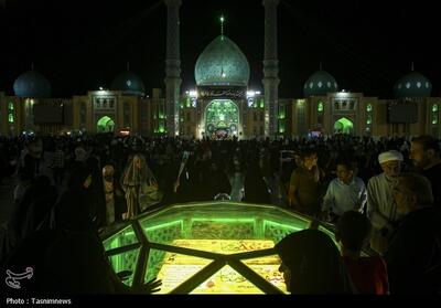 عزاداری زائران مسجد جمکران در شب رحلت بانوی کرامت- عکس صفحه استان تسنیم | Tasnim