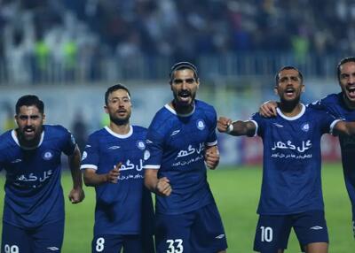 دو پرسپولیسی اسلحه تارتار روی نیمکت