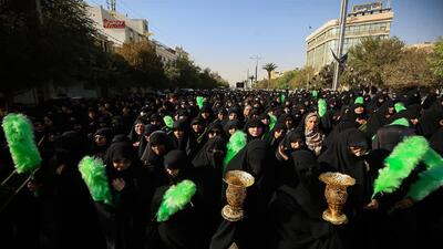 قم در قاب سوگ؛ حرکت دسته‌های عزاداری به سوی حرم کریمه اهل بیت (س)