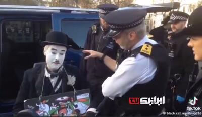 فرد معلول با ظاهر چارلی چاپلین فریادی برای غزه می‌شود