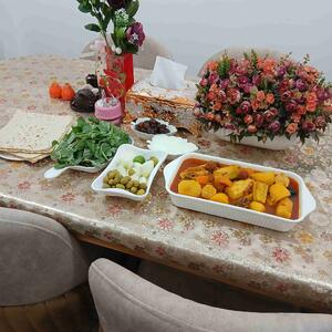 خوشمزه نهارامروزمون خورشت مرغ و کدو تقدیم نگاه پرمهرتون😋😋🌹🌺یادت بماند دوست‌داشتن به جان آدم سنجاق میشود آن را برای کسی که تو را نمی‌فهمد حیف نکن آدم یک جان که بیشتر ندارد🌹🌹💫💫دست‌پخت خانم گل عزیز و مهربون خونم❤️❤️🌹🌹💕💕