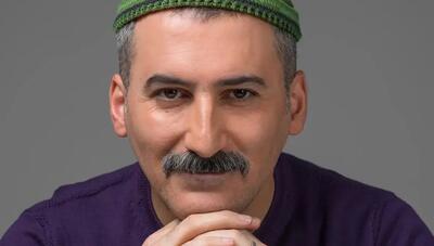 پرتره‌ای جدید از «آقای ممیزی» با استایل متفاوت؛ کلاه بافتنی و سبیل‌های بازیگر (عکس)