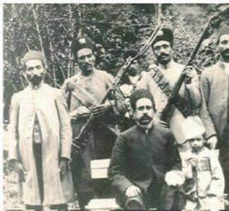 عکسی نادر از ستارخان و فرزندش
