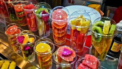مهارت فروشندگان خیابانی سئول در برش میوه (فیلم)