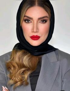 عکس/ ژست جذاب متین ستوده با تیپ متفاوت و کت رسمی | اقتصاد24