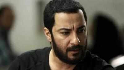 نوید محمدزاده و ژست عجیبش در سرویس بهداشتی! + عکس