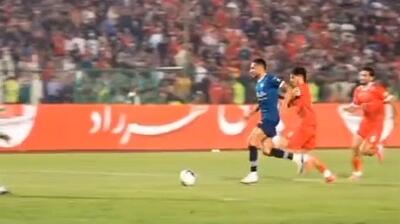 باشگاه گل گهر با انتشار این ویدیو ادعا کرد پنالتی مدافع پرسپولیس روی تیکدری اعلام نشد