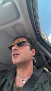بازگشت نوید محمدزاده به فضای مجازی با گوشواره عجیب در راه استرالیا!