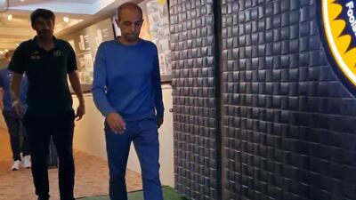 خروج محرم نویدکیا با ناراحتی و بدون حضور در نشست خبری بعد از بازی با ذوب آهن
