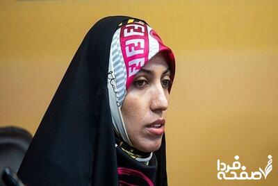 عکس یادگاری آمنه سادات ذبیح پور با دختران بی حجاب در لبنان