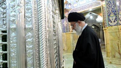 لحظاتی از حضور رهبر انقلاب در حرم مطهر حضرت معصومه در سال ۷۴ + فیلم