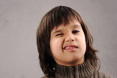 اختلال تیک چیست و چه چیزهایی آن را تشدید می‌کند؟