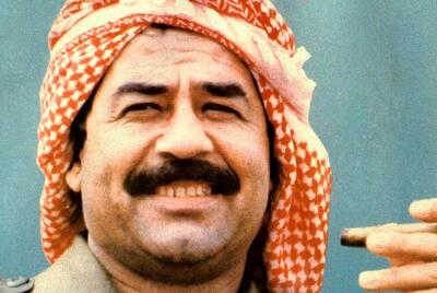 صدام در حال نشانه رفتن اسلحه به سمت نامزدش ساجده